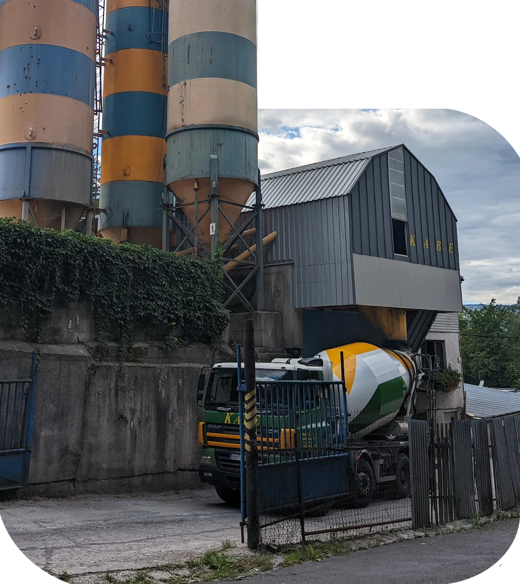 Domiešavač pod výsypkou na betonárni
